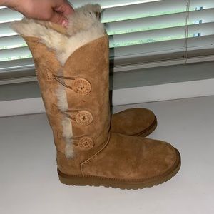 Ugg womens Bailey button triplet II size 7